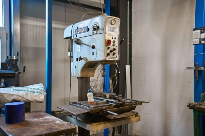 Industrielle Bohrmaschine von Alzmetall im Maschinenpark von duotec Sondermaschinenbau