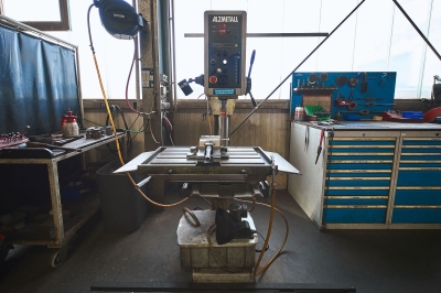 Säulenbohrmaschine Alzmetall AB 40/SV im Maschinenpark von duotec Sondermaschinenbau