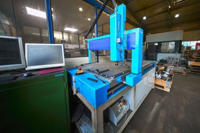 Zentriermaschine zum präzisen Ausrichten von Werkstücken im Maschinenpark von duotec Sondermaschinenbau