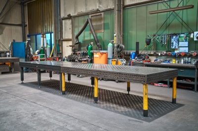 Modulare Aufspanntische für präzise Schweißarbeiten bei duotec Sondermaschinenbau